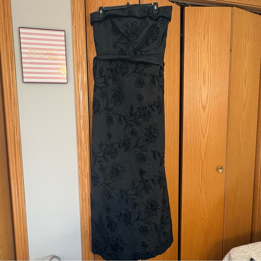 Kay Unger Whimsigoth Floral Strapless evening gown